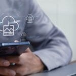 Mężczyzna piszący na telefonie