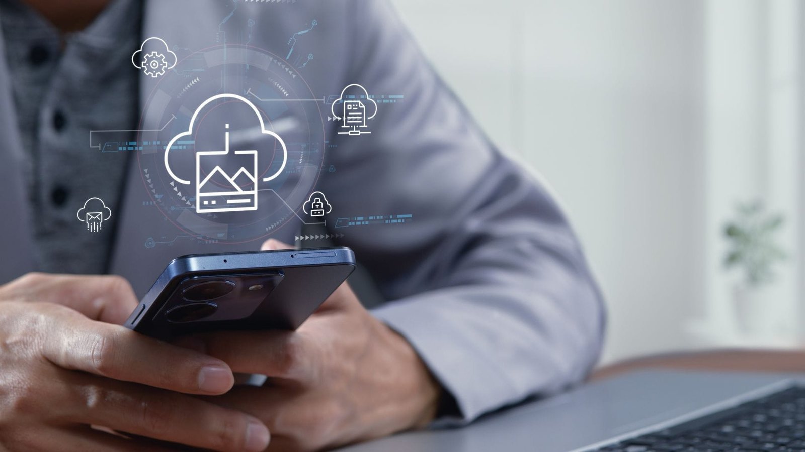 Mężczyzna piszący na telefonie