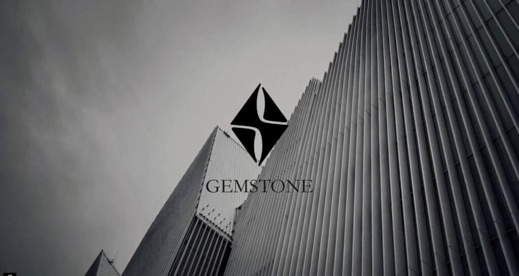 Logo firmy Gemstone na tle filharmonii w Szczecinie