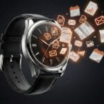 Elegancki zegarek na rękę z czarnym skórzanym paskiem unoszący się na ciemnym tle, z tarczy zegarka wylatują świecące na pomarańczowo ikony dokumentów, kopert mailowych, faktur i kalendarzy symbolizujące automatyzację zadań w firmie